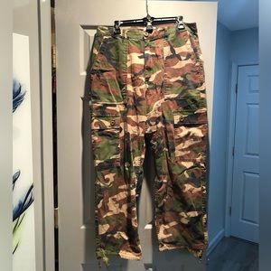 Urban Outfitters camo cargo pants EUC